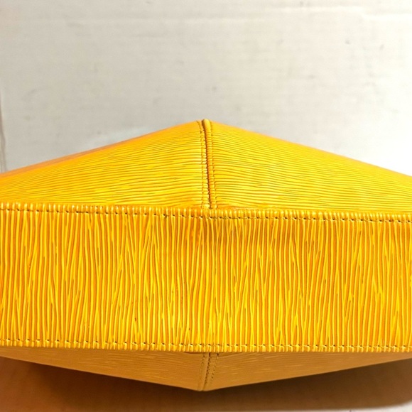 Handmade mustard acrylic handle handbag - Picture 6 of 6